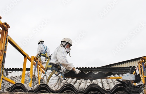 Trabajadores de amianto retirando tejado