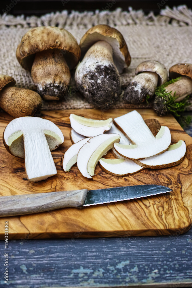 Fototapeta premium Boletus edulis (king bolete) on a wooden table