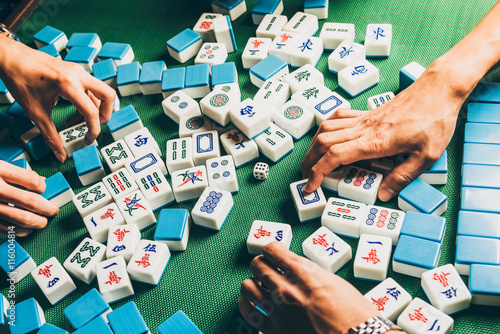 palying mahjong