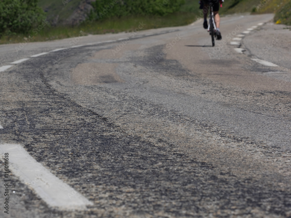 Strada in salita con ciclista