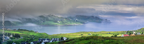 Mglisty poranek - Panoramiczny widok zatoki Staffin na wyspie Skye w Szkocji