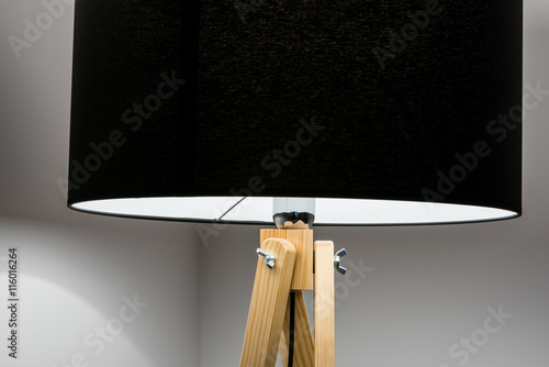 Lampa drewniana ramienna statyw photo