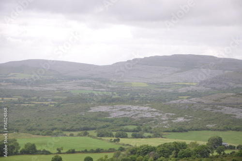 le desert du burren et le dolmen de poulnabrone irlande