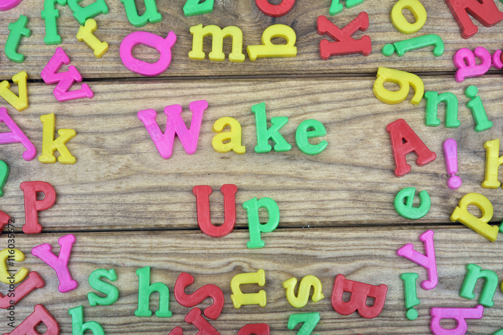 Obraz premium Wake up on wooden table