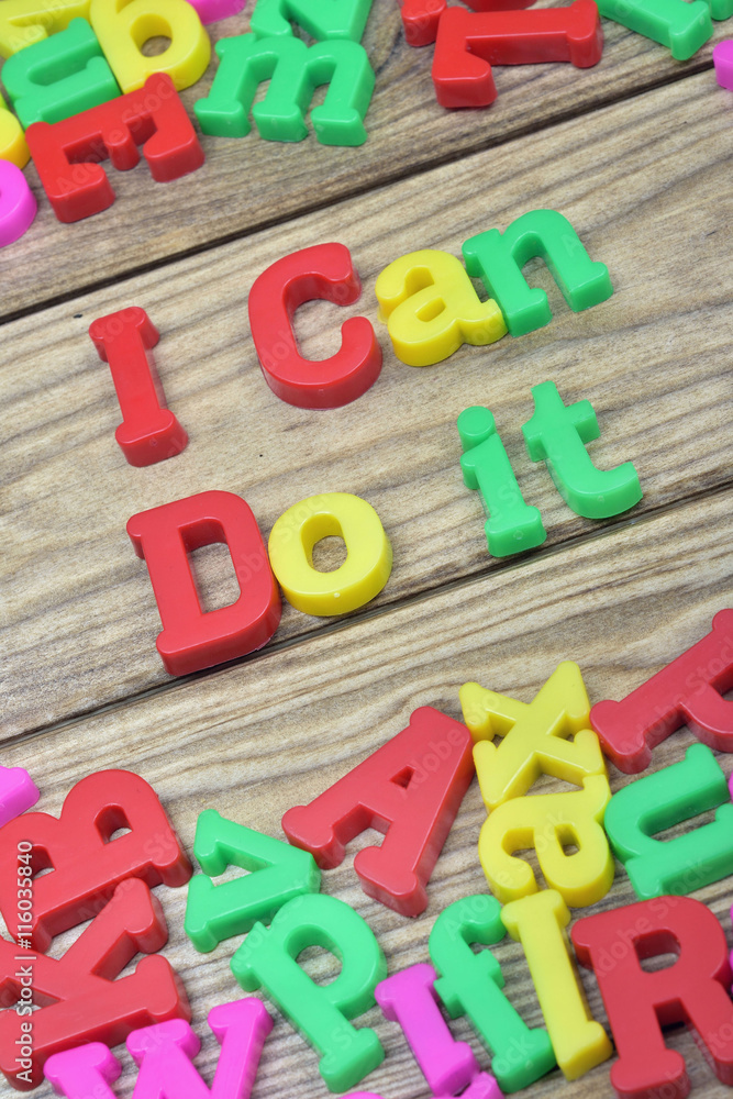 Obraz premium I can do it on wooden table