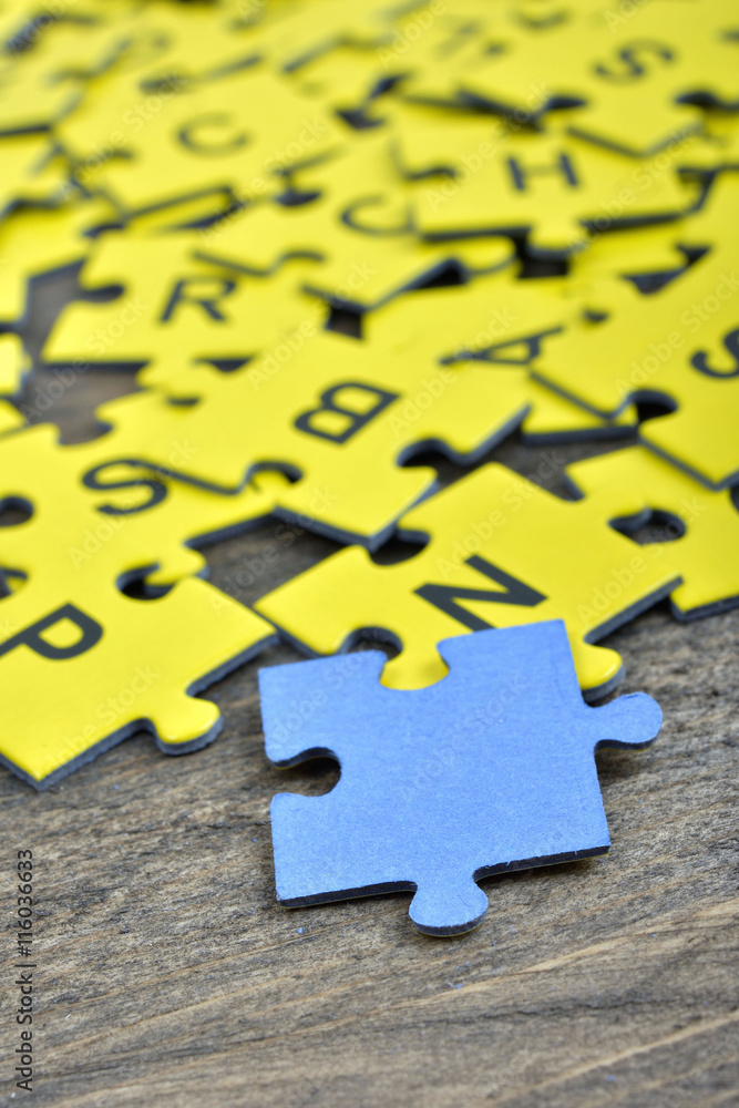 Obraz premium Puzzle on wooden table