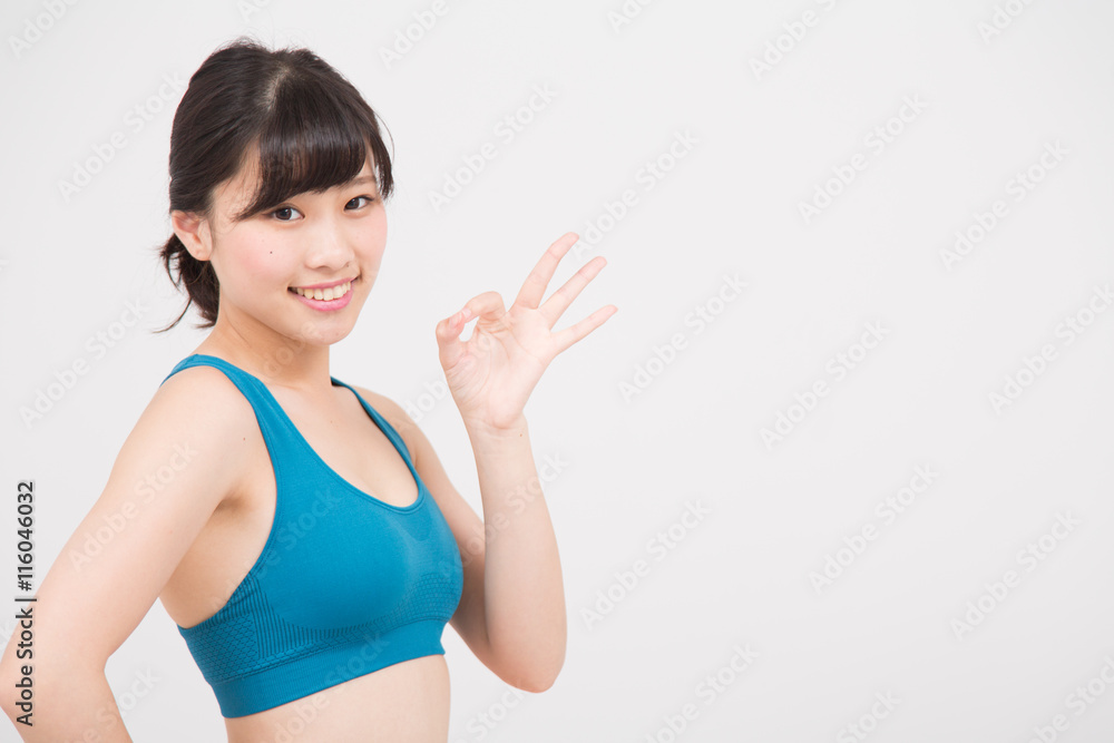 スポーツウェアでポーズをとる女性