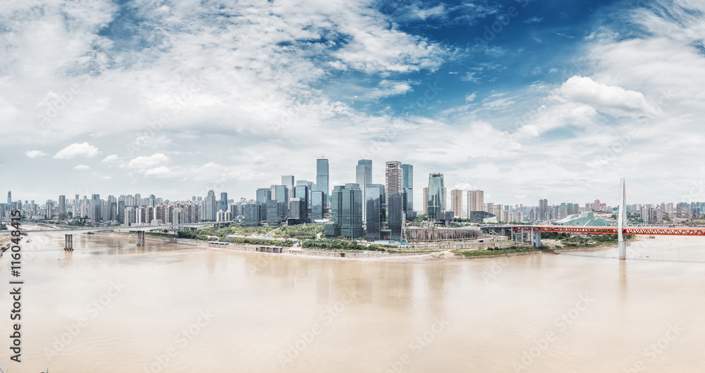 Fototapeta premium pejzaż miejski i panoramę centrum w pobliżu mostu chongqing w chmurze