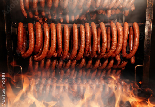Fotografia Delicious homemade sausage in the smokehouse