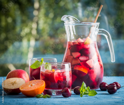 Photo Refreshing sangria or punch with fruit