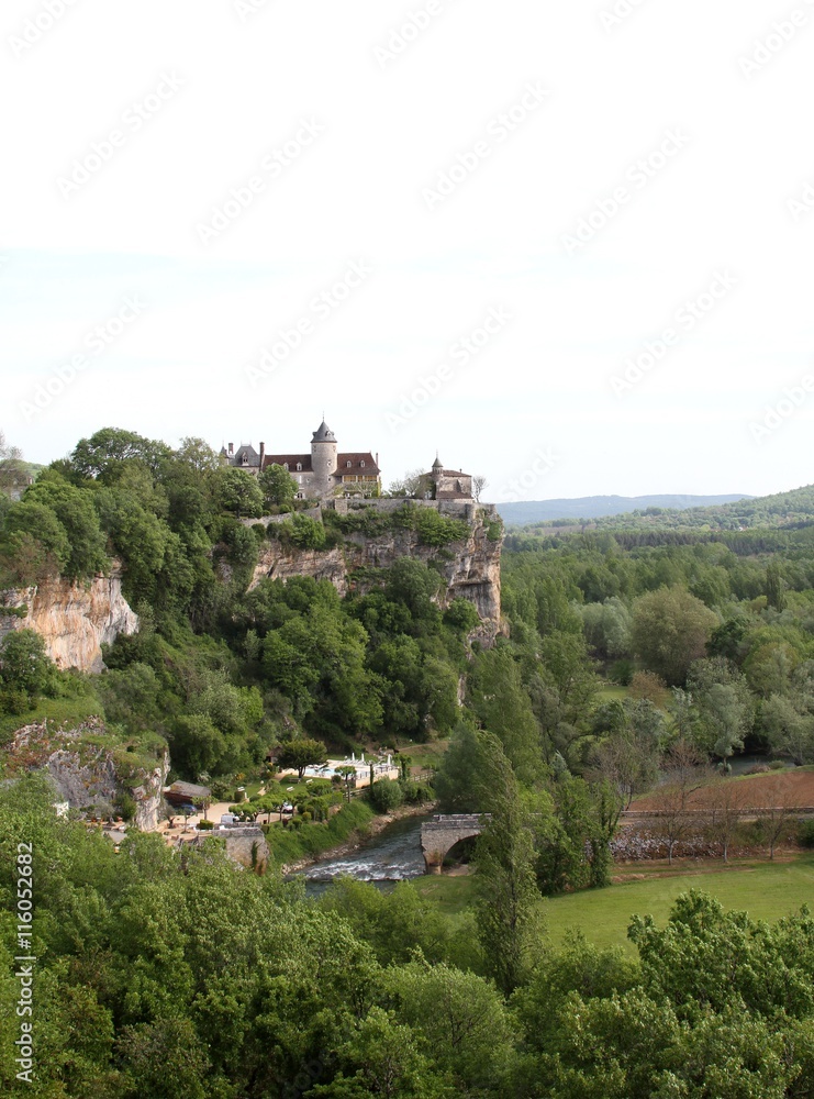 château perché sur une falaise, vallée de la Dordogne