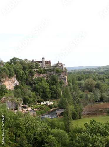 château perché sur une falaise, vallée de la Dordogne