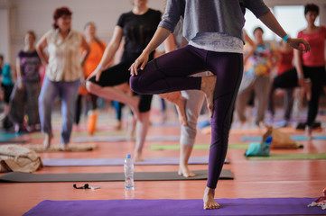 Fototapete Yogaschule Frauen, die Yoga im Fitnessstudio praktizieren  © fesenko