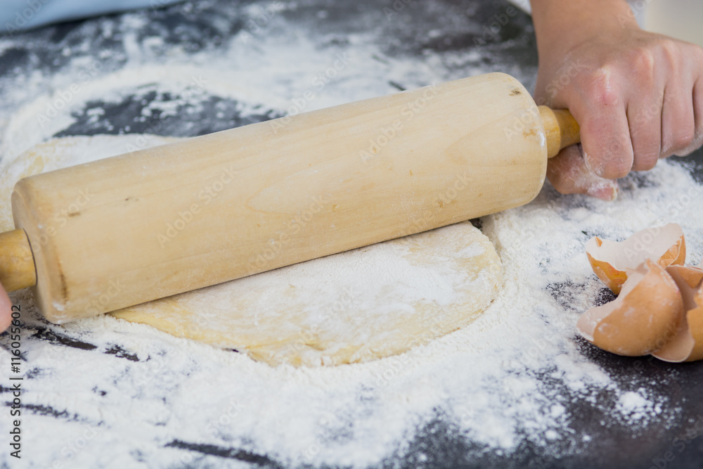 Pizzateig Zieht Sich Beim Ausrollen Wieder Zusammen Foto Stock pizzateig ausrollen | Adobe Stock