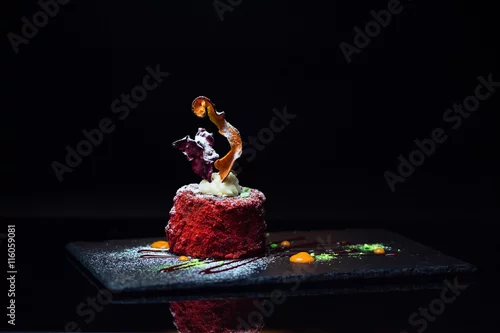 Obraz  z motywem Sweet dessert on a board