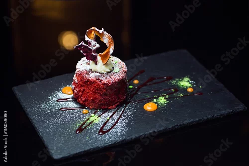 Obraz  z motywem Sweet dessert on a board
