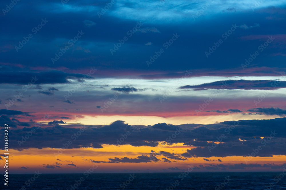 Fototapeta premium Peaceful sky with cloud breaks above ocean