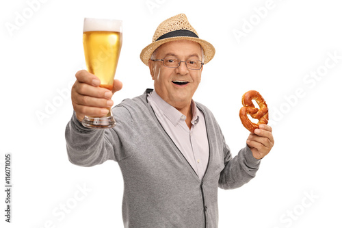 Foto Mature man holding beer and pretzel