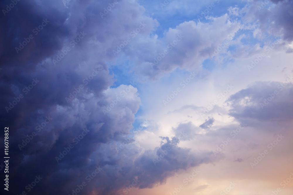 Obraz premium Beautiful summer cloudy sky