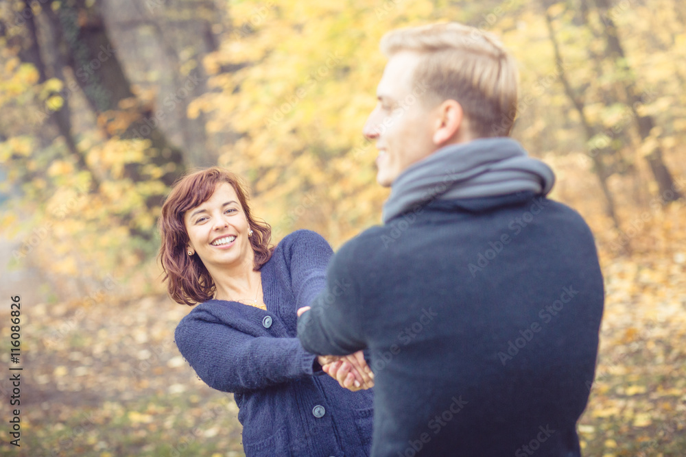 Junges Paar im Herbst Junges Paar im Herbst