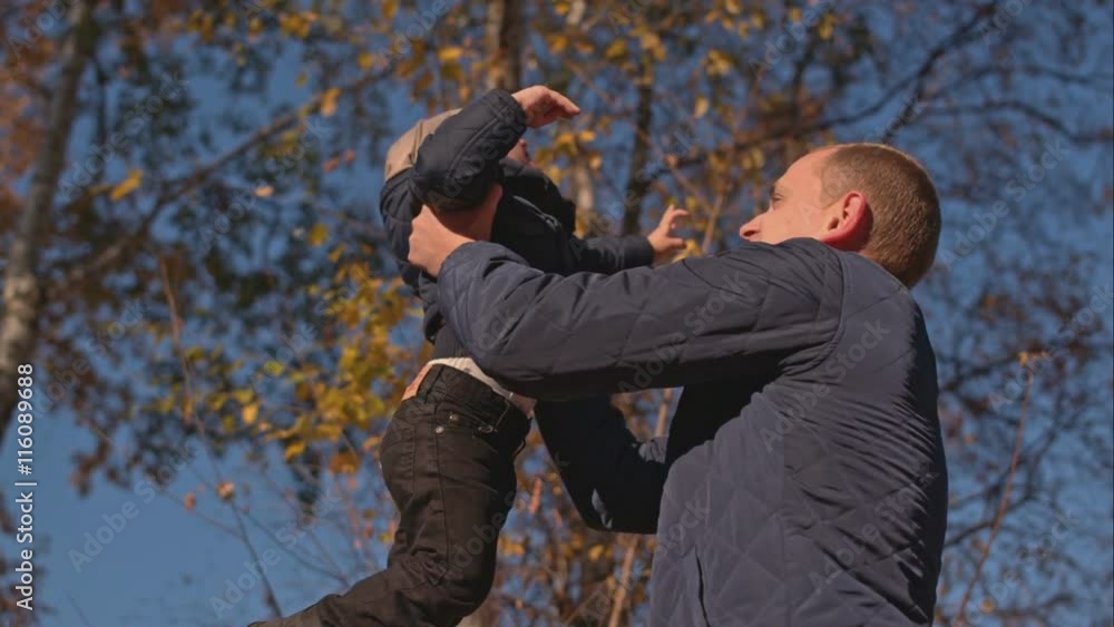 Dad keeps his son and turns. Dad keeps his son and turns.