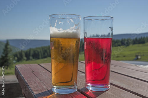 Bier und rote Limonade auf dem Tisch