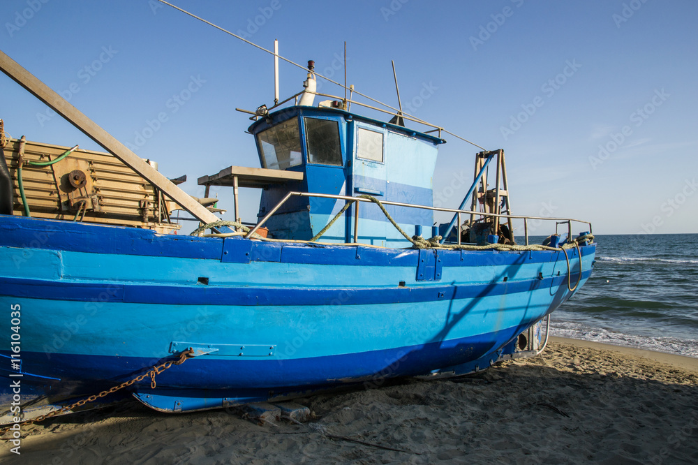 Peschereccio sulla spiaggia Peschereccio sulla spiaggia