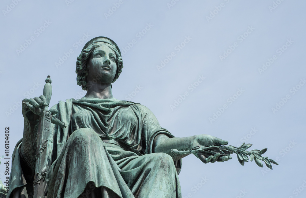 Frauenstatue mit Schwert und Olivenzweig