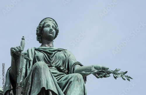 Obraz na płótnie Frauenstatue mit Schwert und Olivenzweig w salonie