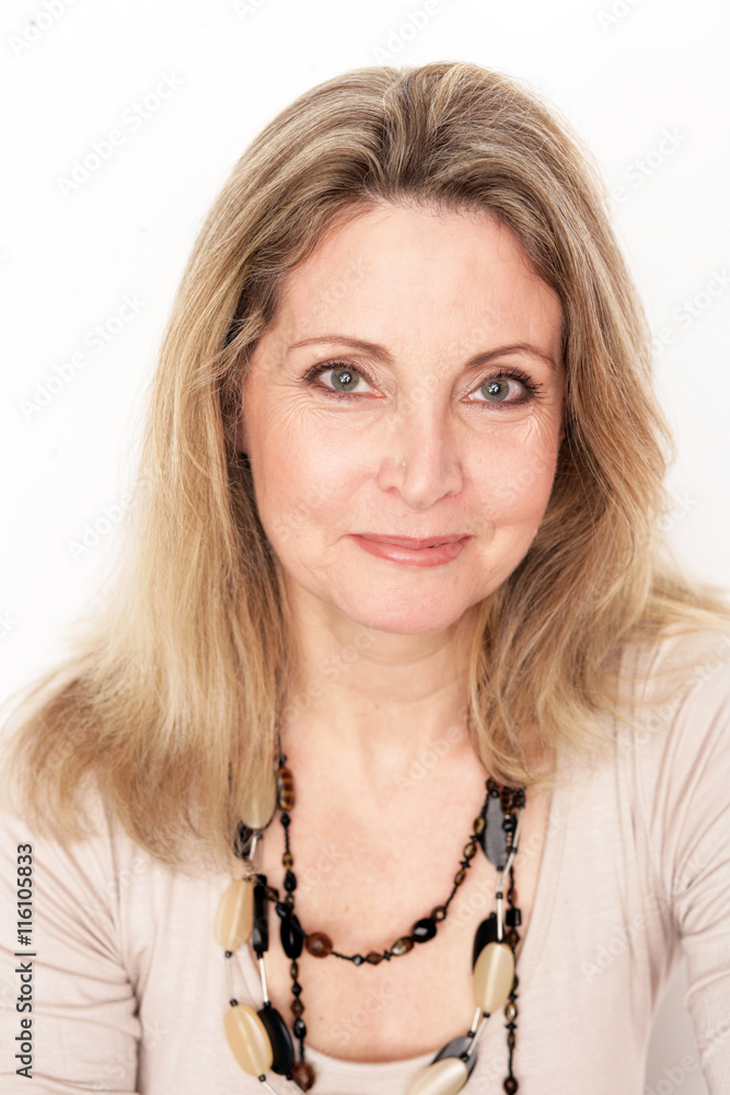 attraktive Frau im besten Alter StockFoto Adobe Stock