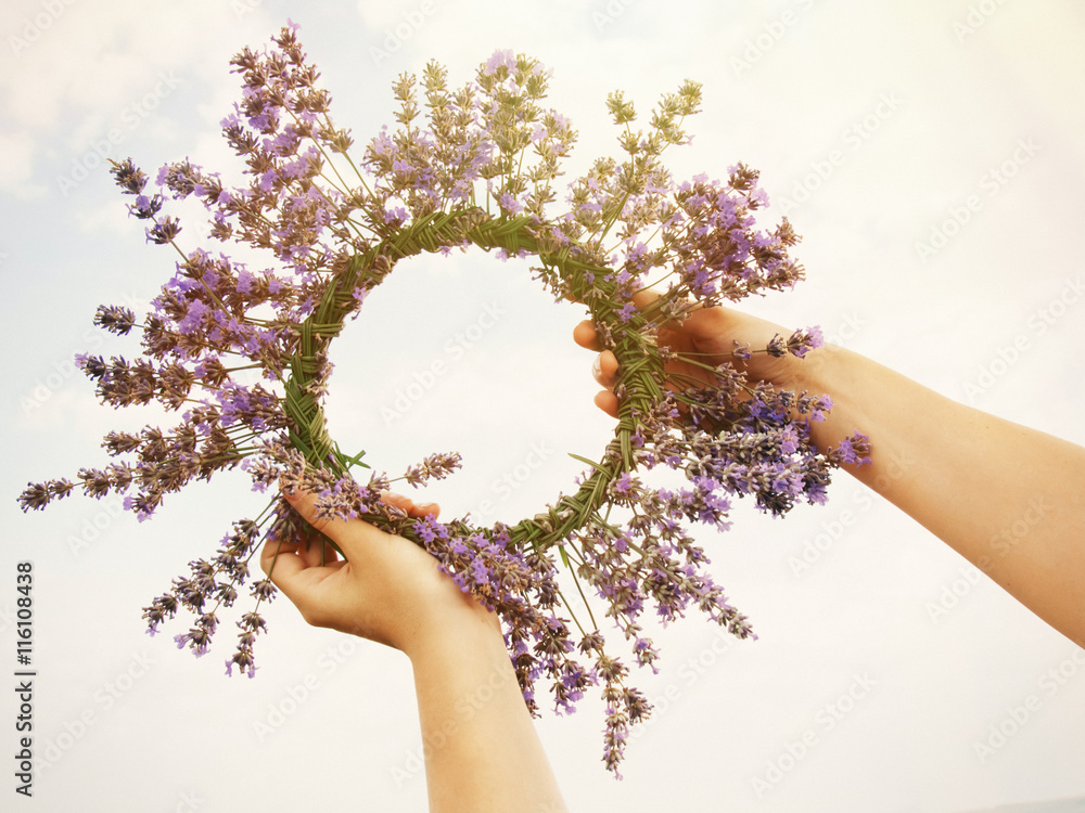 Obraz premium Lavender wreath in the hands