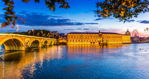 Billede på lærred La Garonne à Toulouse au crépuscule en Haute Garonne, Occitanie en France