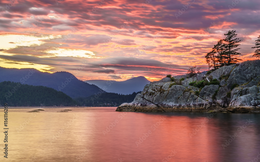 Fototapeta premium kolorowe chmury słońca nad whytecliff park West Vancouver w Kanadzie
