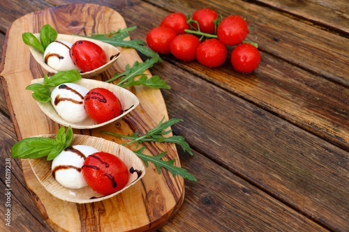 tomaten mozzarella löffelfood fingerfood
