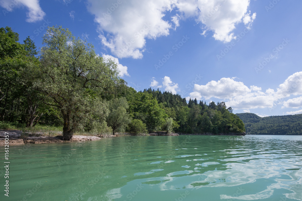 rives d'un lac aux couleurs vertes et bleues rives d'un lac aux couleurs vertes et bleues