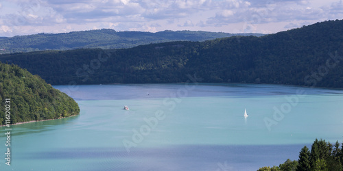 Panorama d un lac de montagne    la couleur turquoise