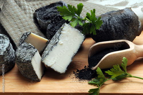 Ricotta di chèvre sazonada in coal photo