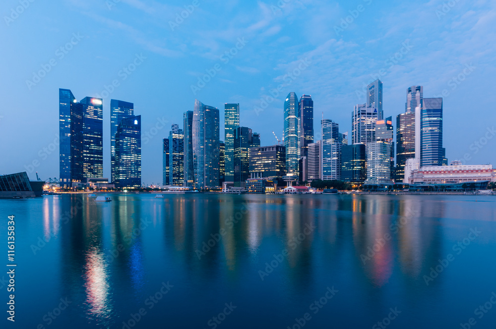 Obraz premium Singapur Centralna Dzielnica Biznesowa o zmierzchu.