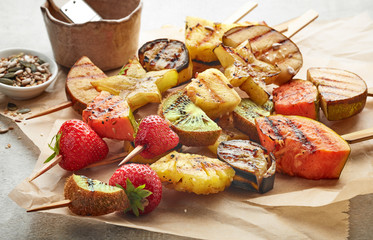 Stickers Grill / Barbecue Gegrilde fruitspiesjes op houten stokjes  © Mara Zemgaliete