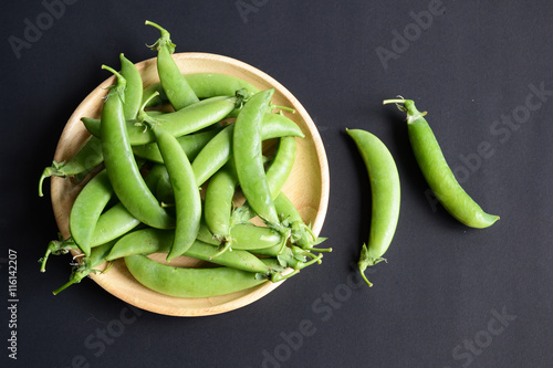 Принти на полотні peas and green nut on black background