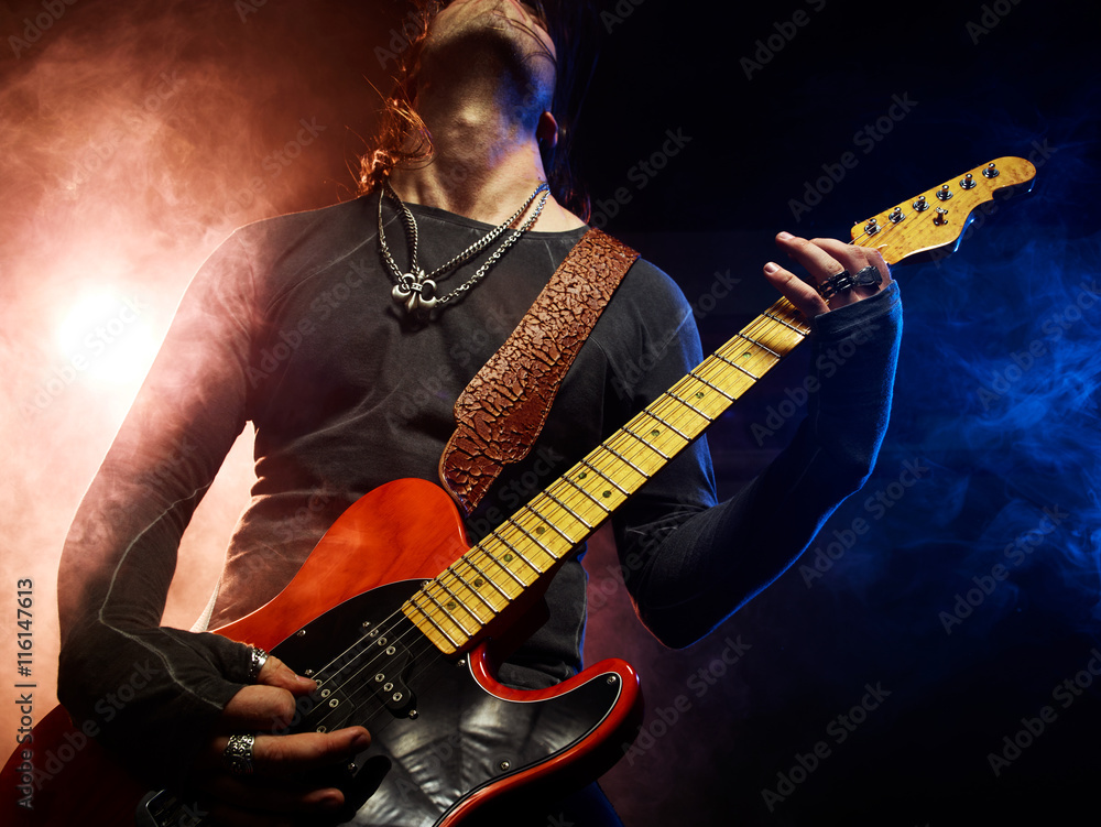 Obraz premium The guitarist plays solo.