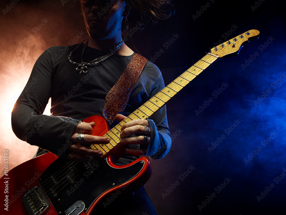 Obraz premium The guitarist plays solo.