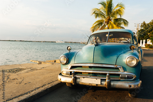 Oldtimer am Strand von Kuba als Hintergrund.