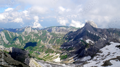 Das Alpsteinmassif/Bergwelt in der Schweiz  Blick vom Säntis auf das Alpsteinmassiv im Appenzellerland, steile Felsen und Schnee, Himmel und Wolken © Edith Czech