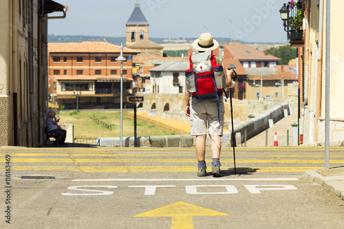 Foto yellow arrow sign with pilgrim woman in Hospital de Orbigo ,  Camino de  Santiag