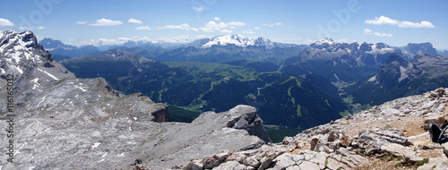Hochalpine Wanderung in den Dolomiten mit Blick über die Berge
