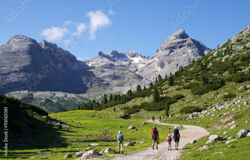 Hochalpine Wanderung einer Familie in den Dolomiten mit Blick über die Berge