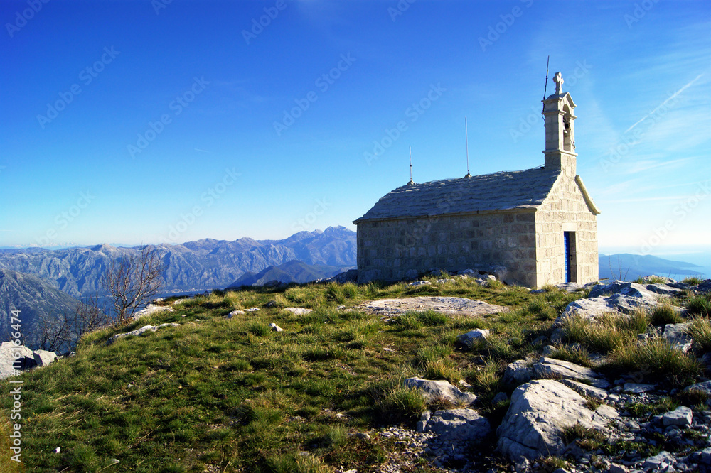 Φωτογραφία The building of the church in the mountains