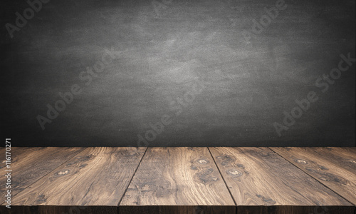 Photographie wooden table with blackboard