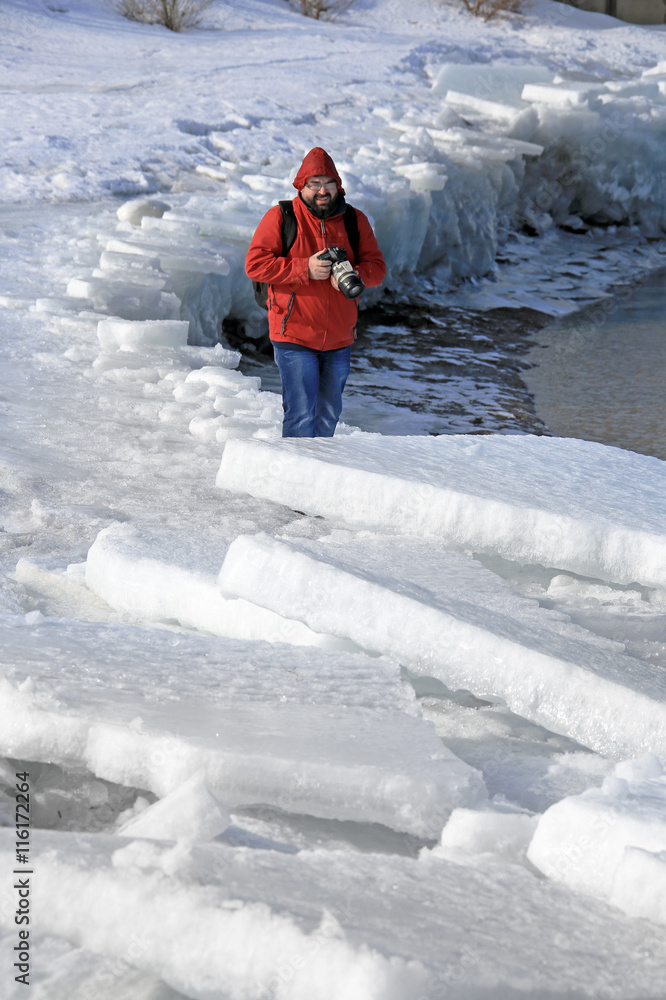 photographer takes ice drift